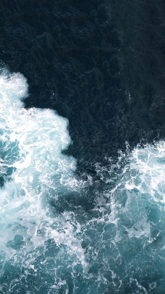 Với bức hình nền biển đen, bạn sẽ được trải nghiệm sự lặng lẽ và thanh tịnh của biển cả. Sự dịu dàng nhưng không kém phần mạnh mẽ của nó khiến cho bạn cảm thấy đầy sức sống và bình an.