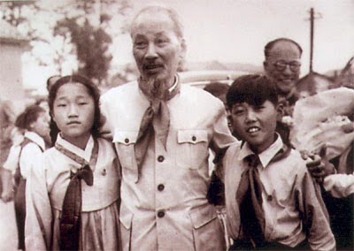 Bác cùng các em thiếu nhi Triều Tiên, Liên Xô cho đến Thái Lan… 