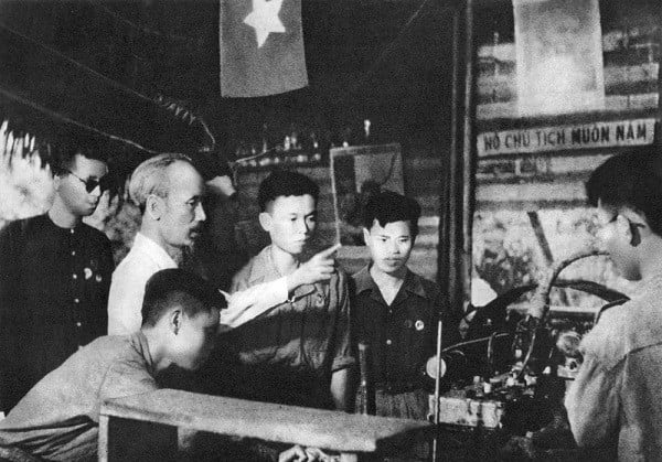 Chủ tịch Hồ Chí Minh làm việc trong ngôi nhà sàn ở chiến khu Việt Bắc trong thời kỳ kháng chiến chống thực dân Pháp 