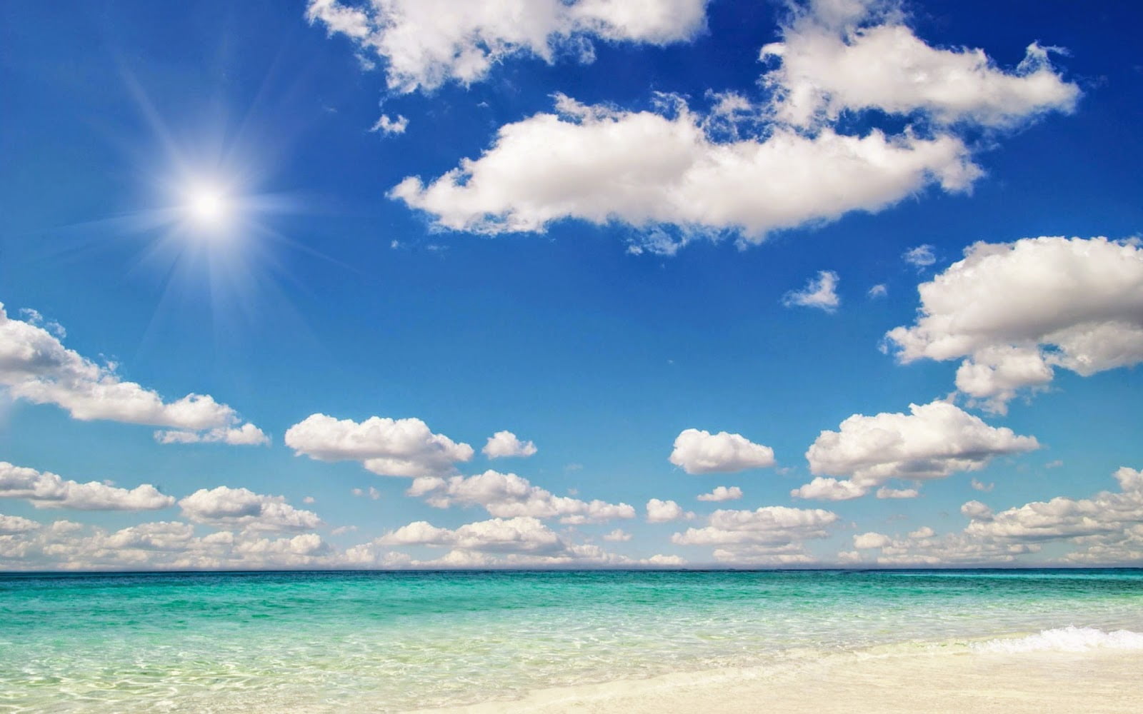 Ảnh nền bãi biển mùa hè trời trong xanh mây trắng
