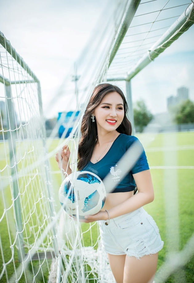 Ảnh gái đẹp với bóng đá