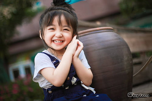 Bé gái xinh xắn dễ thương