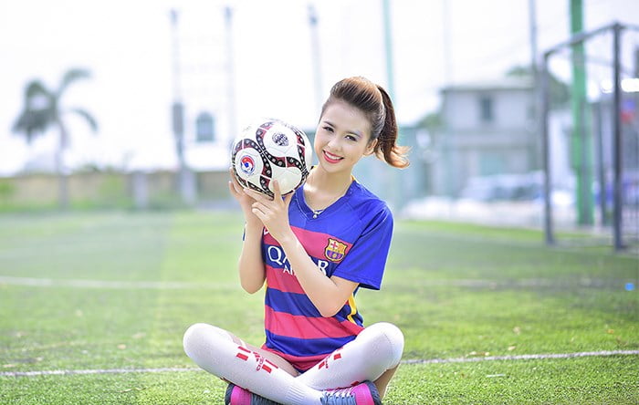 Girl xinh mặc áo bóng đá