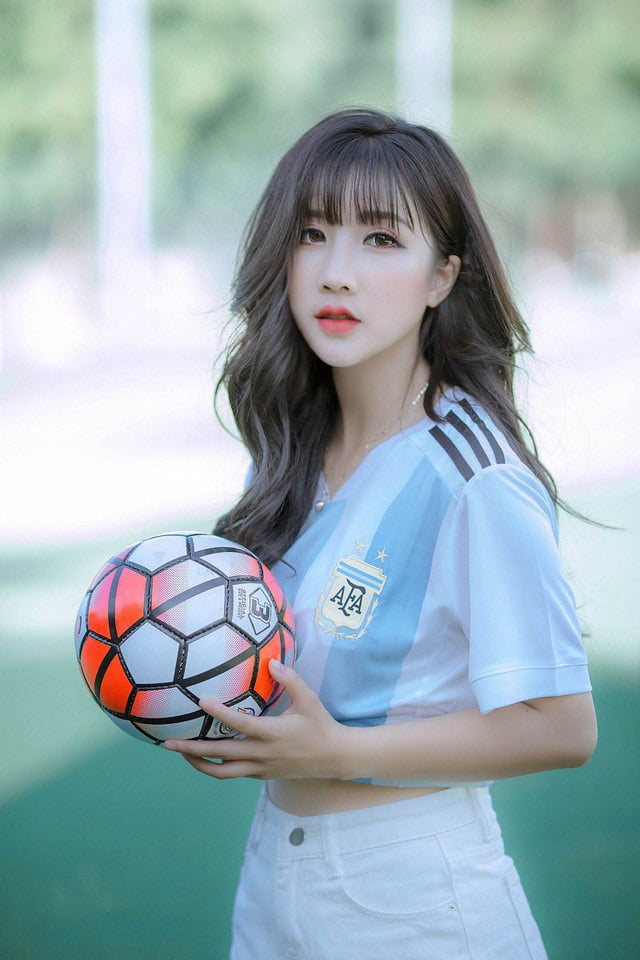 Hình ảnh girl xinh và bóng đá