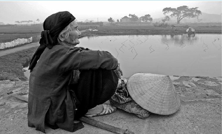 Hình ảnh mẹ già ngồi chờ trông