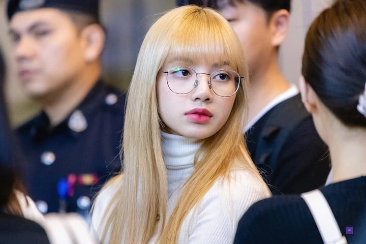 Hình Lisa đeo kính cute