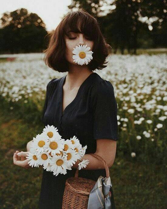 Hình cô gái che mặt bằng bông hoa