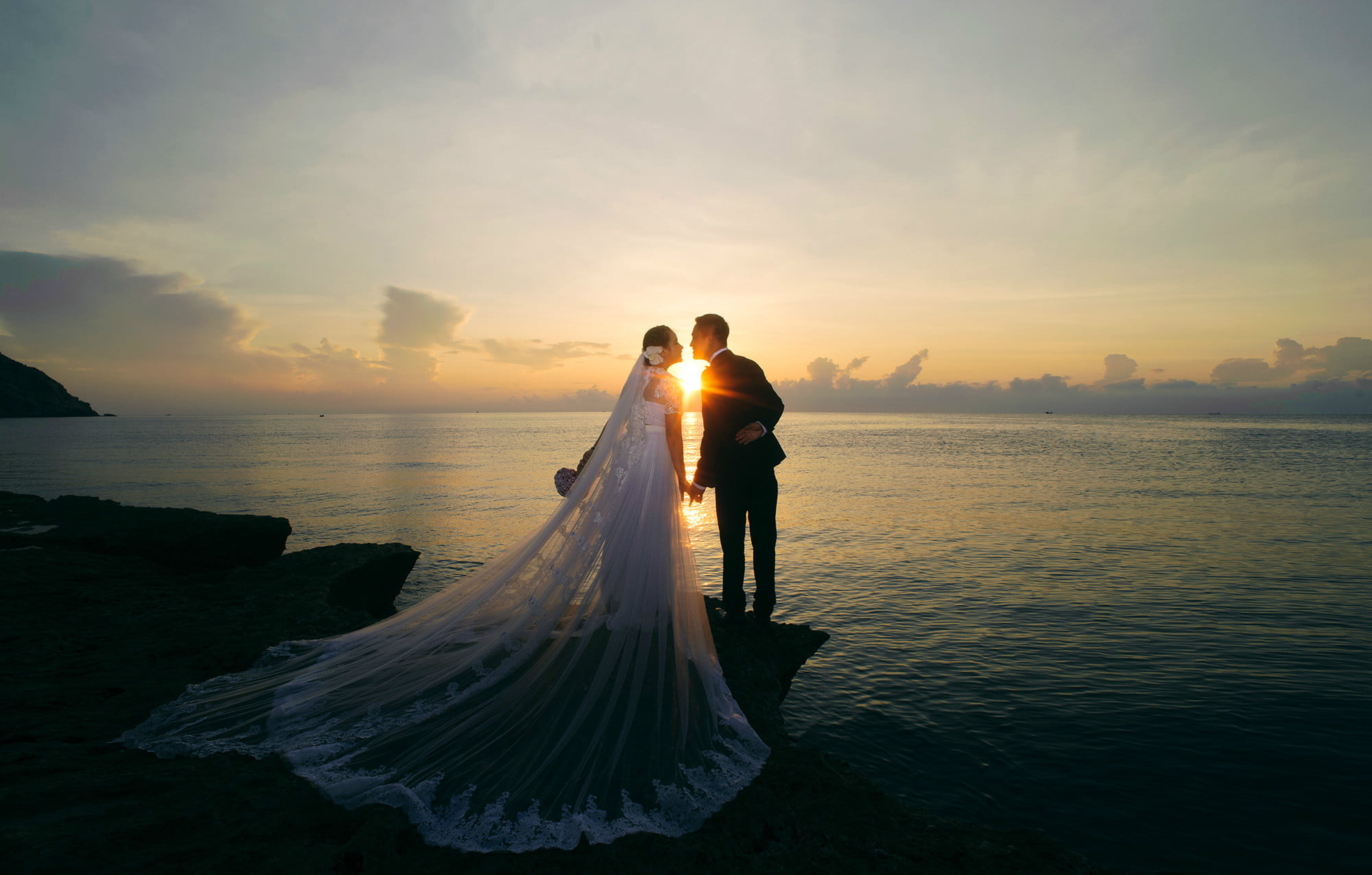 Hình cưới lãng mạn trên biển cho cặp đôi