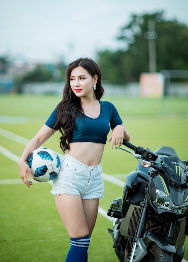 Hình gái xinh với bóng đá