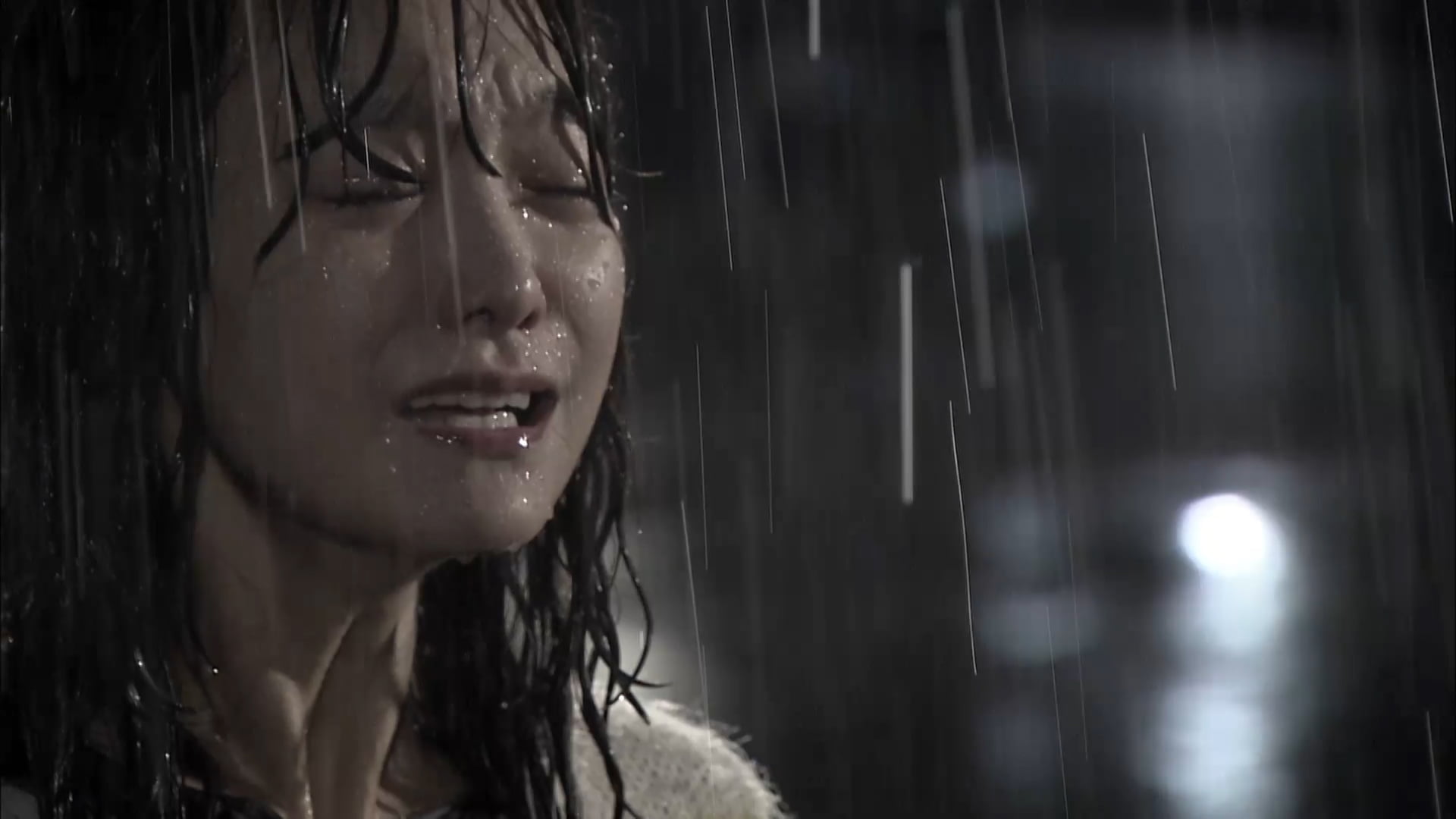 Hình girl khóc vô mưa
