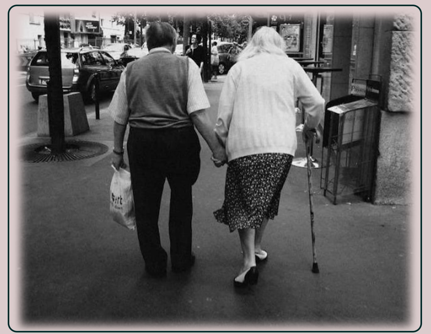 ẢNh vợ chồng già thể hiện tình yêu