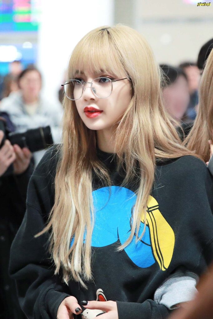 Hình Lisa đeo kính xinh xắn