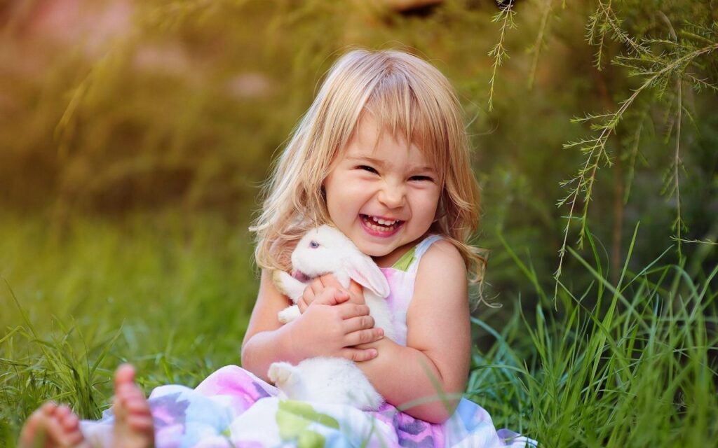 Hình em bé gái cười cute