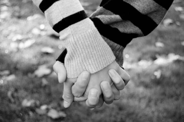 Hình ảnh 2 người nắm tay nhau đẹp lãng mạn
