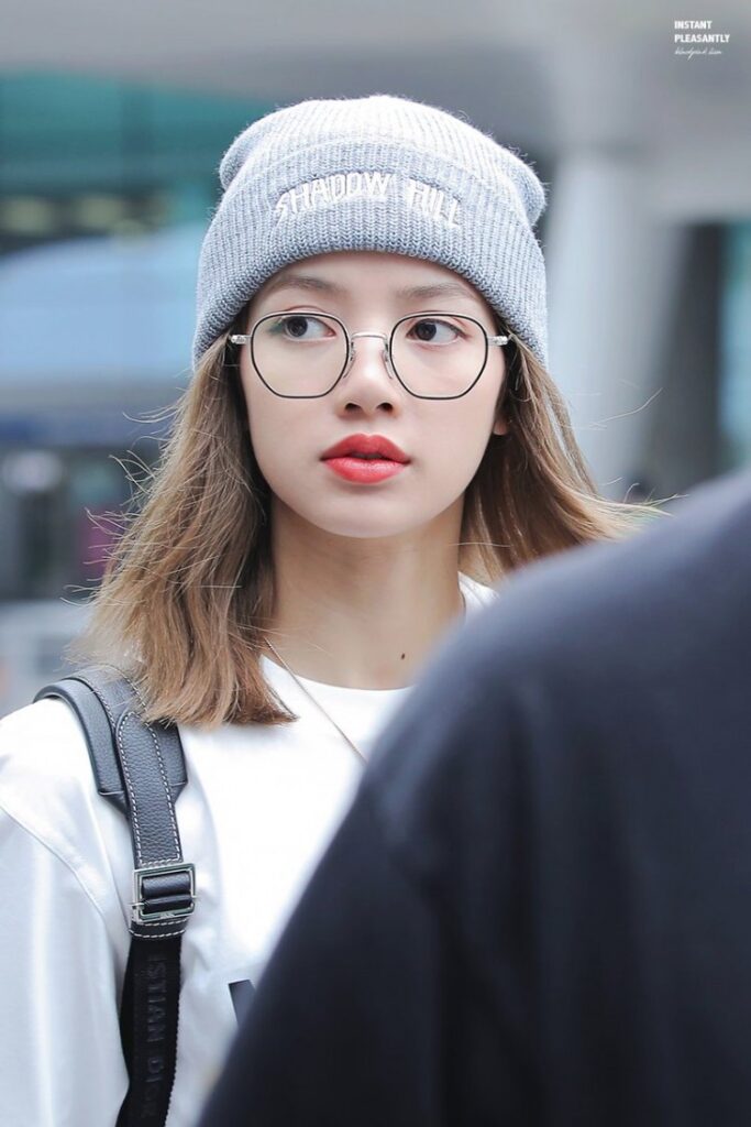 Lisa đeo kính cực xinh