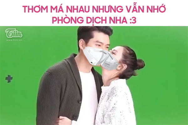 Thơm má nhau nhưng vấn nhớ phòng dịch