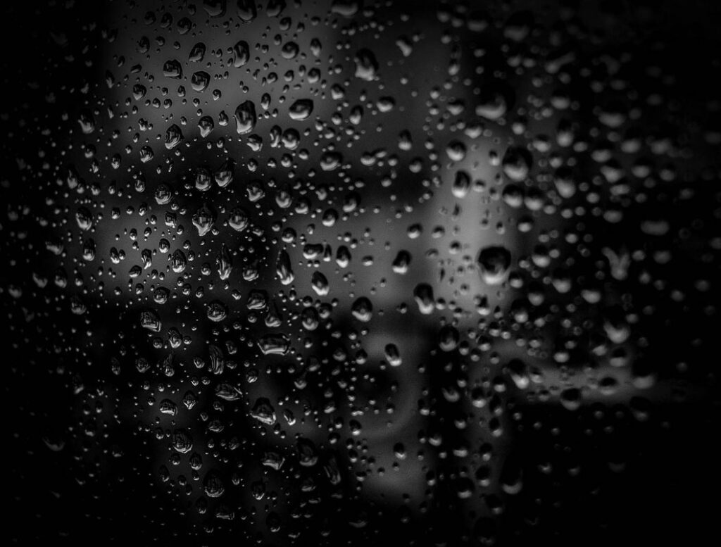 Ảnh đen buồn mưa trên lớp kính