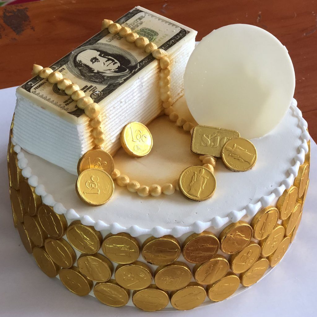 Bánh kem bằng tiền vàng và trang trí đô la