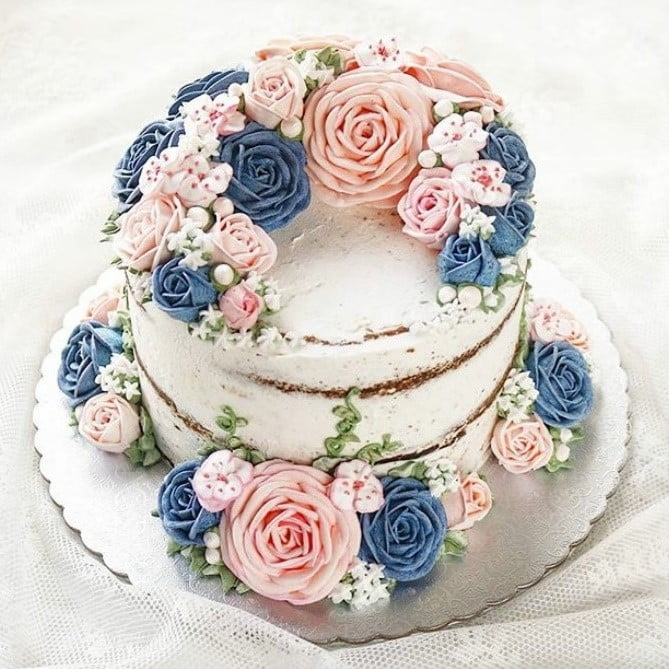 Bánh kem chúc mừng sinh nhật với tạo hình hoa hồng xinh xắn
