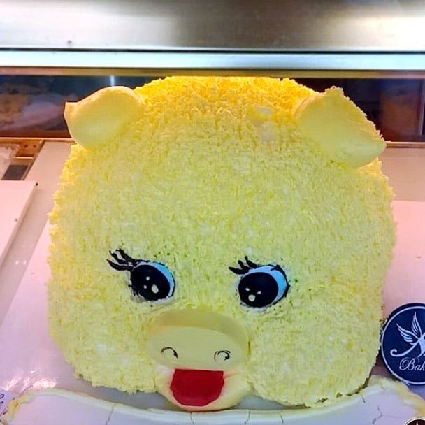 Bánh sinh nhật tạo hình chú lợn vàng đáng yêu