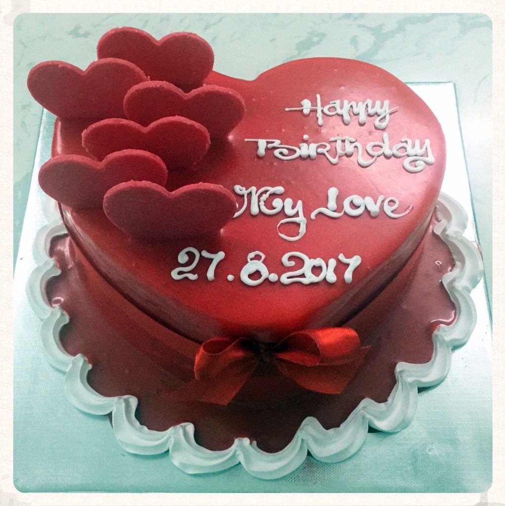 Bánh sinh nhật tạo hình trái tim màu đỏ đẹp và cuốn hút