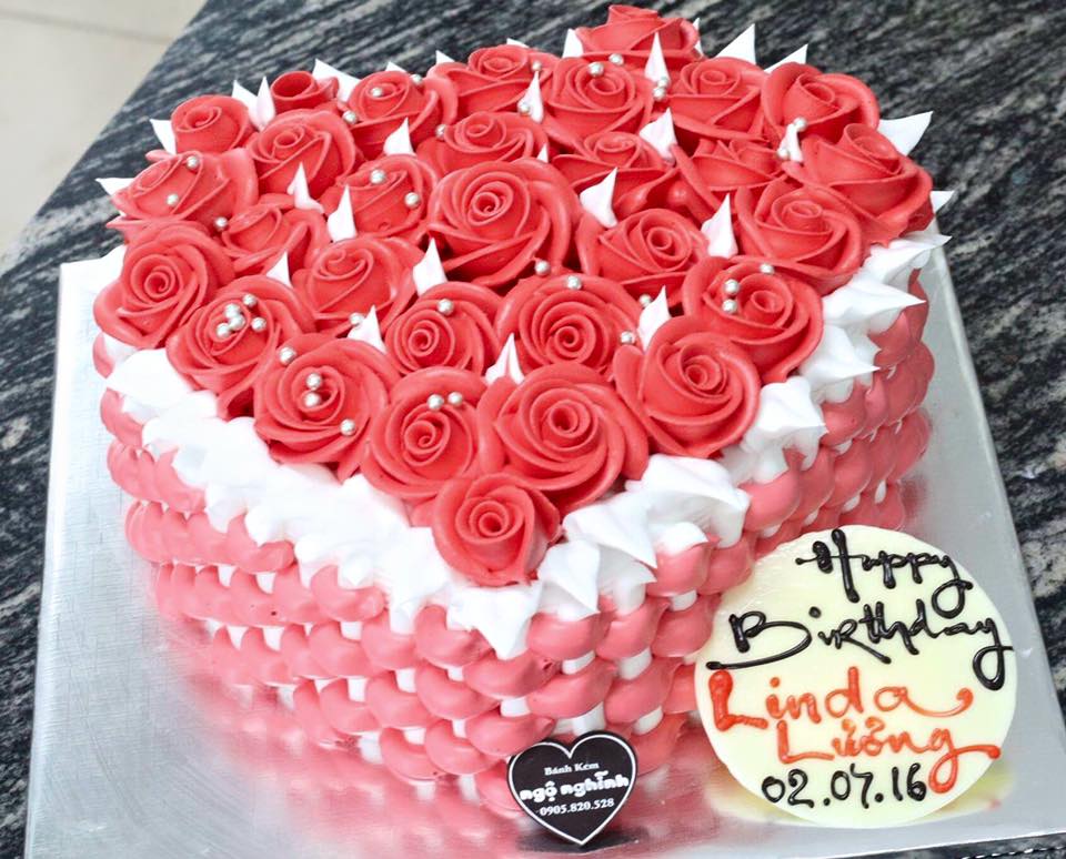 Bánh sinh nhật hình giỏ hoa hồng cho một ngày thêm đặc biệt