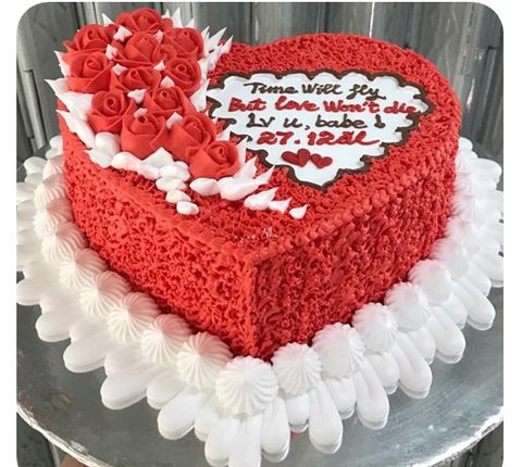 Bánh sinh nhật hình trái tim đỏ tặng người yêu
