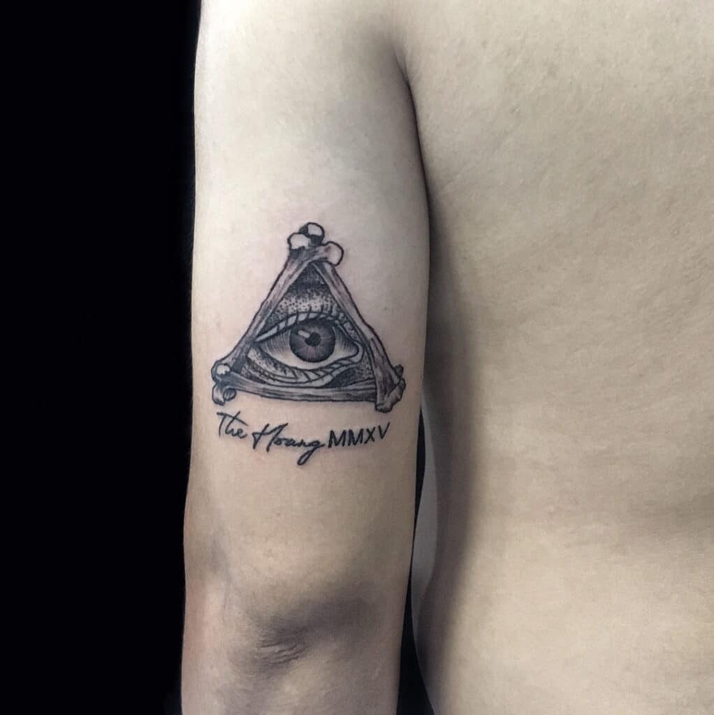 Bộ ảnh tattoo tam giác ở bắp tay lȏi cuốn
