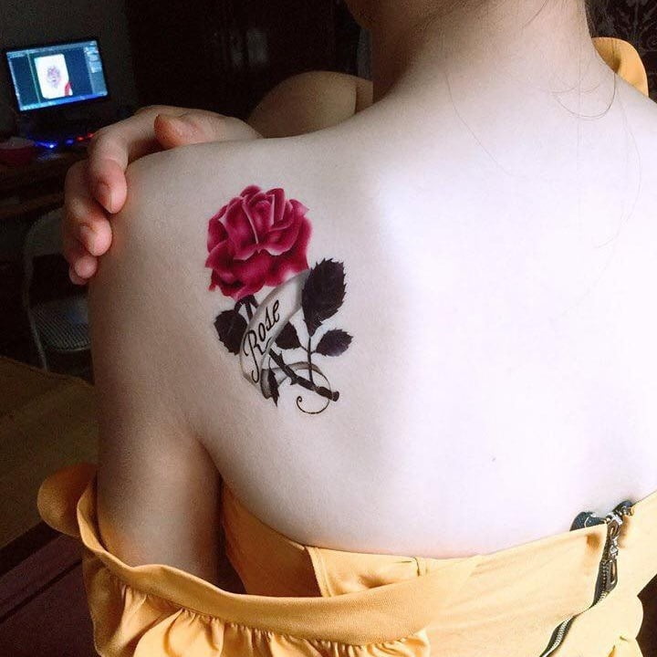 Bông hoa hồng xăm dán khoe sắc trên lưng