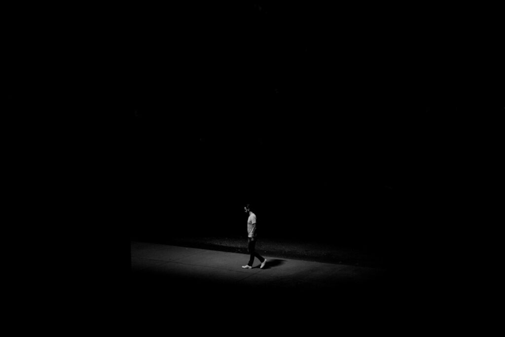 Bức hình họa trắng phối đen về một người đơn độc, buồn thương