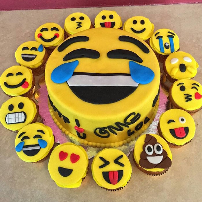 Chiếc bánh kem tạo hình emoji vui nhộn và hài bựa