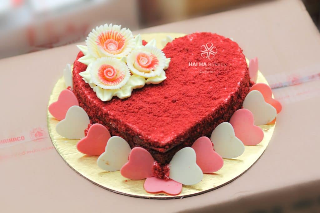 Chiếc bánh sinh nhật hình trái tim lãng mạn
