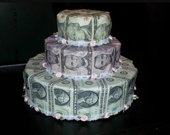 Chiếc bánh sinh nhật tiền như thế này đâu ai dám ăn
