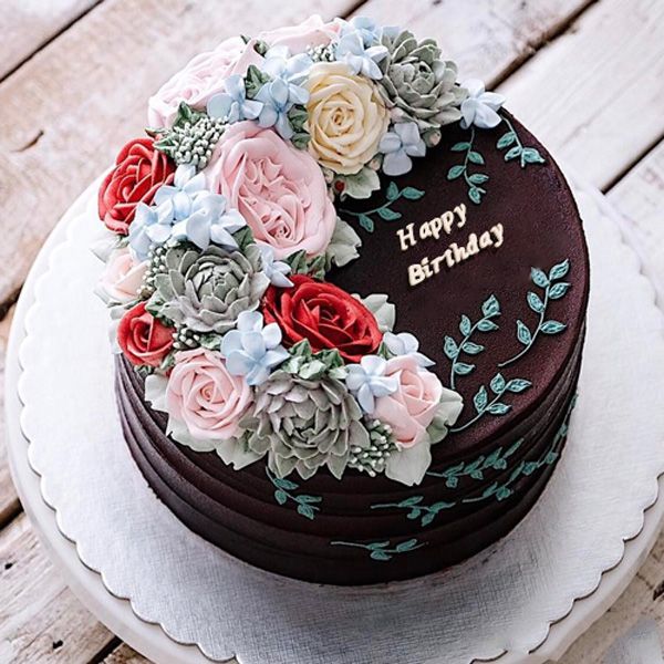 Chiếc bánh sinh nhật với kiểu trang trí hoa hồng cuốn hút và ngon miệng