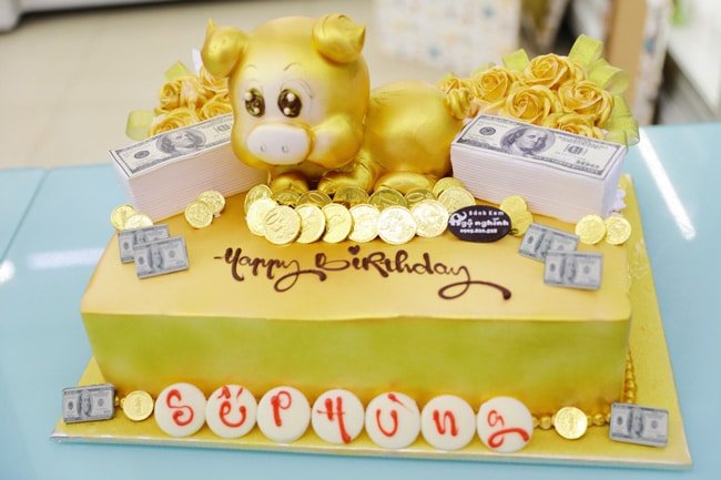 Chú heo vàng và tài lộc trang trí trên chiếc bánh sinh nhật