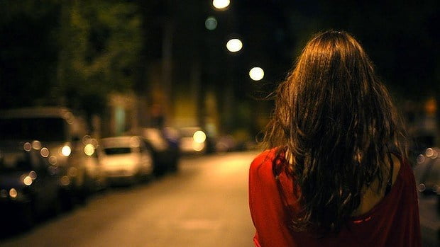 Cô gái bước trên đường tối một mình quạnh vắng