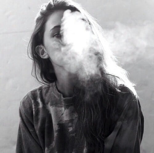 Cô gái hút thuốc buồn và chất ngầu