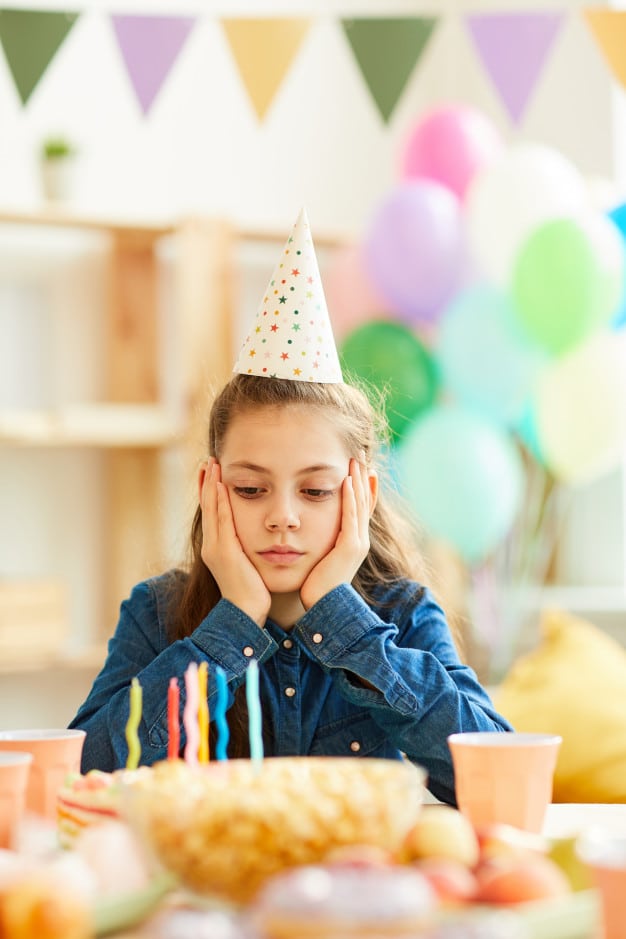 Cô gái ngồi buồn trong tiệc sinh nhật