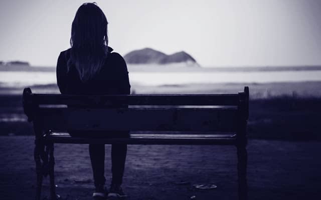 Con gái ngồi buồn một mình cô đơn và đau khổ