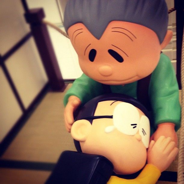 Hình Nobita buồn và bà của Nobita