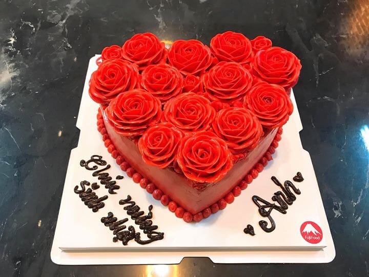 Hình ảnh bánh sinh nhật trái tim trang trí hoa hồng đặc sắc