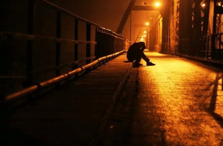 Hình ảnh chàng trai cô độc trong đêm tối