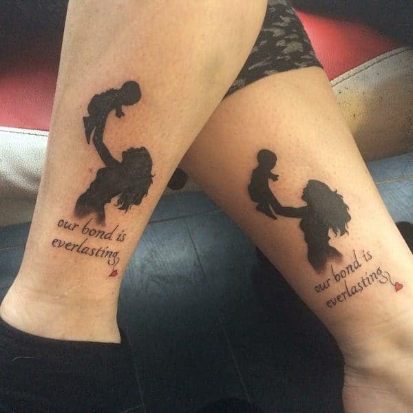 Hình ảnh hạnh phúc được gói trọn trong tattoo mẹ bồng con