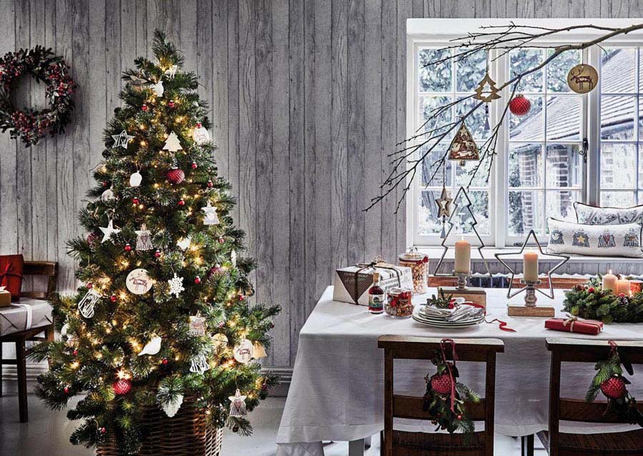 Hình cây thông Noel nổi bật bên bàn ăn