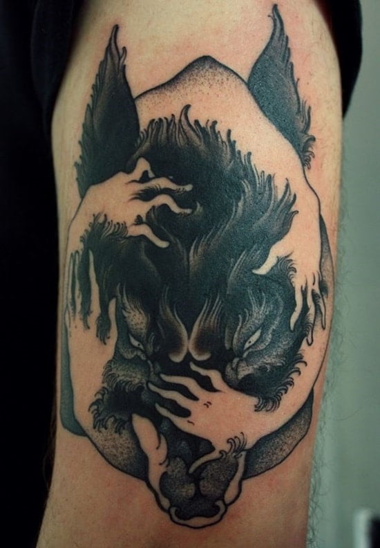 Hình chó sói hung dữ làm thành tattoo ngầu ở bắp tay