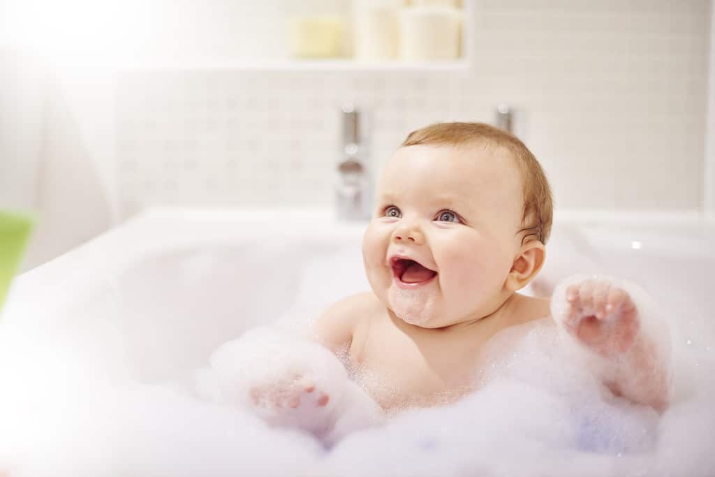 Hình em bé sơ sinh đang tắm