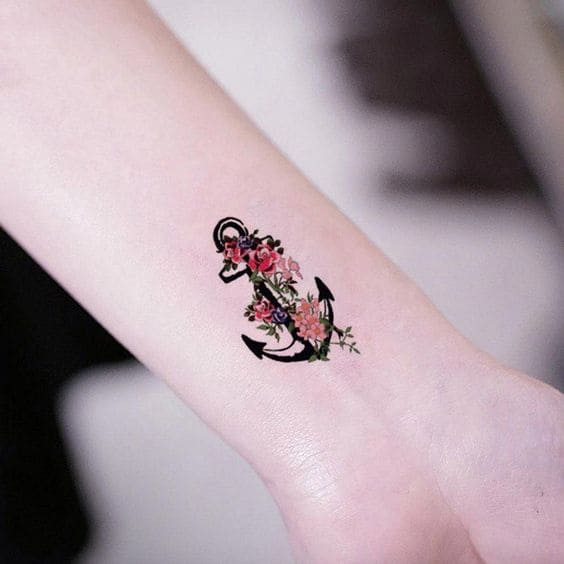 Hình mỏ neo và hoa tattoo cho nữ