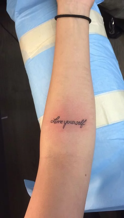 Hình tattoo Love Yourself BTS trên tay