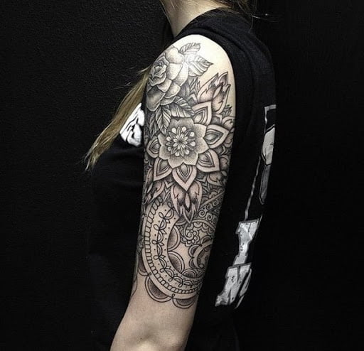 Hình tattoo bắp tay nữ hoa văn