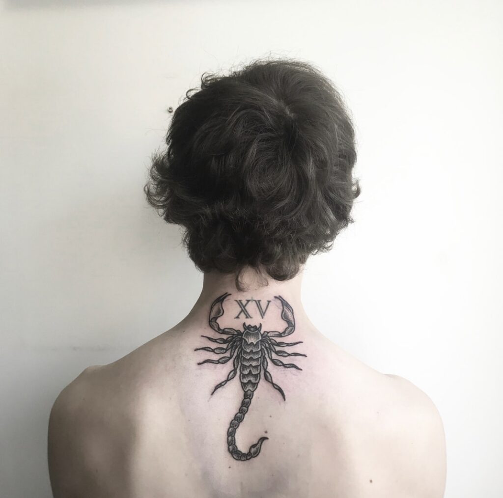 Hình tattoo bọ cạp ấn tượng ở cổ
